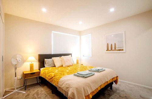 Botany Downs Villa | Stylish 4BR Home, Netflix, Walk to Eateries and Schools