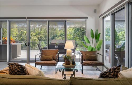 Mount Ommaney House | Stylish 4BR Home with BBQ and Media Room in Mt Ommaney