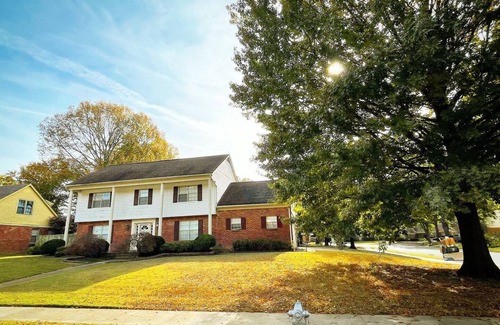 Ellendale House | Stylish 4BR renovated house! location! Game room!