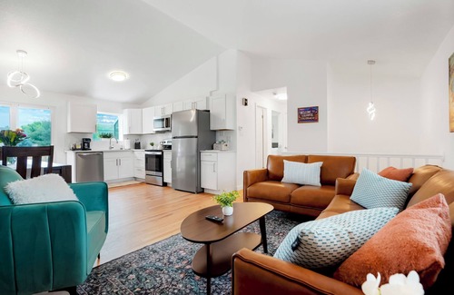 North Central Westminster House | Stylish 4BR Retreat - Hot Tub, Game Room & Modern Comforts
