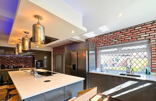 Northenden House | Stylish 5-Bed Home with Drive and Large Garden