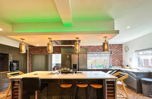 Northenden House | Stylish 5-Bed Home with Drive and Large Garden