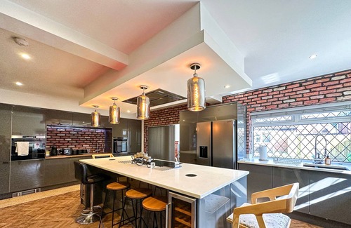 Northenden House | Stylish 5-Bed Home with Drive and Large Garden