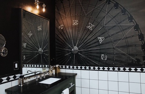 Old East Dallas Bed & Breakfast | Stylish 5 Bedroom Boutique BnB in Old East Dallas | Insta-Worthy Rooms + Speakeasy Bar