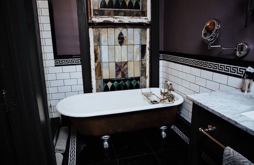 Old East Dallas Bed & Breakfast | Stylish 5 Bedroom Boutique BnB in Old East Dallas | Insta-Worthy Rooms + Speakeasy Bar