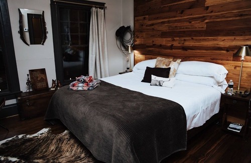 Old East Dallas Bed & Breakfast | Stylish 5 Bedroom Boutique BnB in Old East Dallas | Insta-Worthy Rooms + Speakeasy Bar