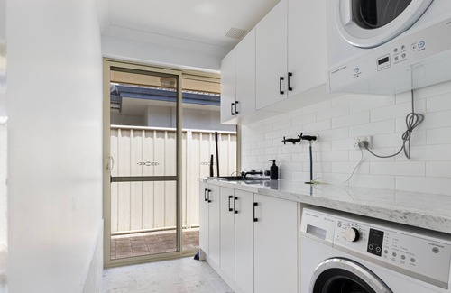 Geographe House | Stylish 5-Bedroom Home Geographe