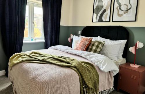 Sherborne St. John House | Stylish 5 Bedroom House in Basingstoke with Parking by PureStay