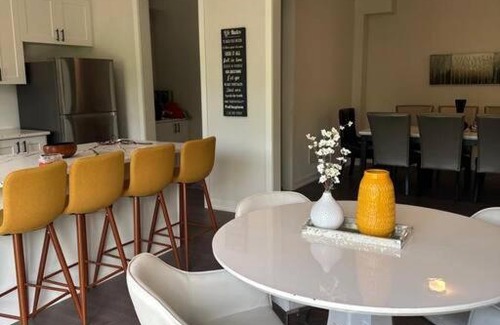 Simcoe Apartment | Stylish 5-Bedroom Retreat