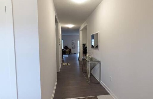 Simcoe Apartment | Stylish 5-Bedroom Retreat
