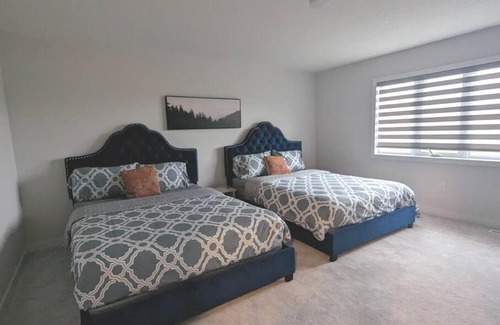 Simcoe Apartment | Stylish 5-Bedroom Retreat