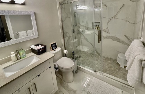 Renfrew-Collingwood House | Stylish 5-BedRoom Vacation Home
