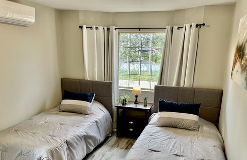 Renfrew-Collingwood House | Stylish 5-BedRoom Vacation Home