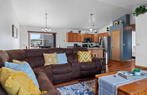 Summerset House | Stylish 5 BR- LG Fenced Backyard and Playground