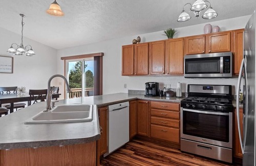 Summerset House | Stylish 5 BR- LG Fenced Backyard and Playground
