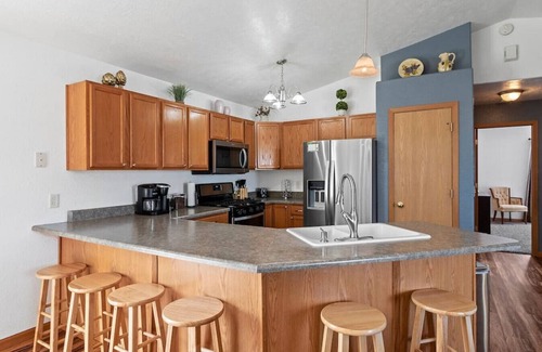 Summerset House | Stylish 5 BR- LG Fenced Backyard and Playground