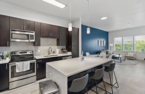 Charlotte Apartment | Stylish| 5 Min to DT| Parking, Gym & W/D| Sleeps 6