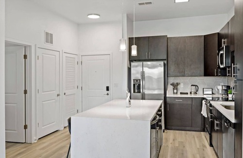 Charlotte Apartment | Stylish| 5 Min to DT| Parking, Gym & W/D| Sleeps 6