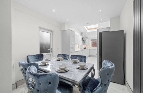 Rusholme House | Stylish 5BR with free parking and WiFi