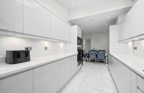 Rusholme House | Stylish 5BR with free parking and WiFi