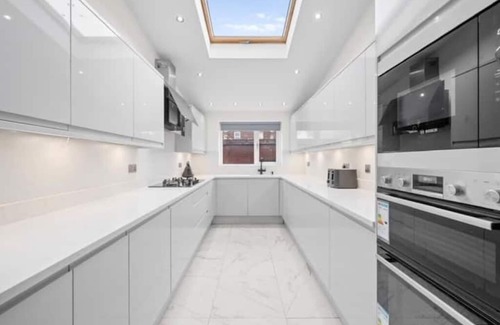 Rusholme House | Stylish 5BR with free parking and WiFi