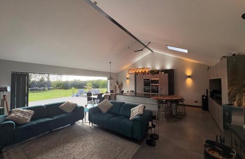 West Rainton House | Stylish 6 Bed - Huge Garden, 10 min to Durham City