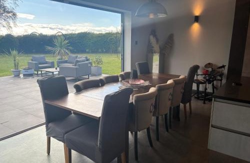 West Rainton House | Stylish 6 Bed - Huge Garden, 10 min to Durham City