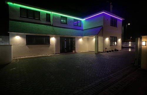 Rushmoor District House | Stylish 6-Bed Retreat with Parking and Jacuzzi