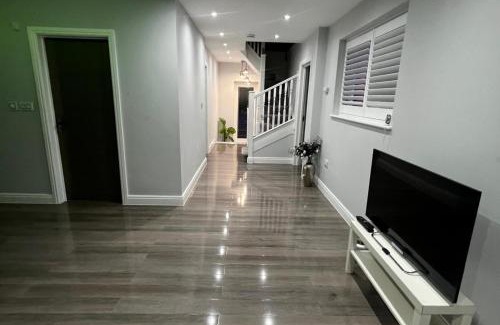 Rushmoor District House | Stylish 6-Bed Retreat with Parking and Jacuzzi