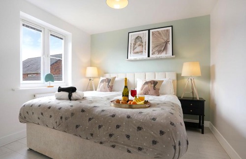 Newport Pagnell House | Stylish 6 Bedroom 3 Bathroom Detached House with Free Parking, Super-Fast Wifi, Pool Table, Smart TVs with Netflix by Yoko Property