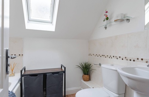Mildenhall House | Stylish 6-BR Getaway in Quiet Mildenhall Area!