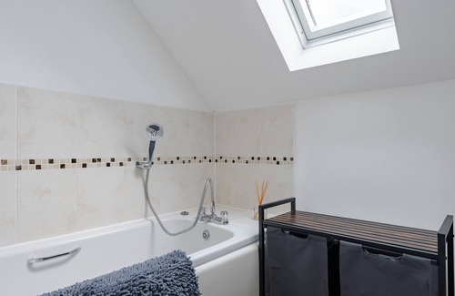 Mildenhall House | Stylish 6-BR Getaway in Quiet Mildenhall Area!