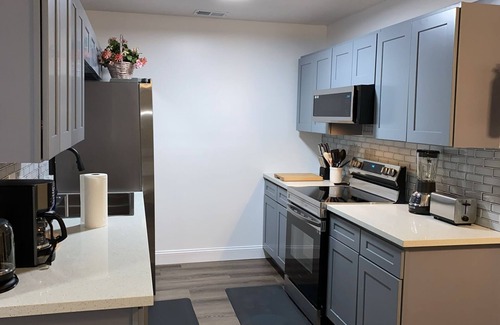 Ellendale House | Stylish 6BR/3BA prime location close to all!