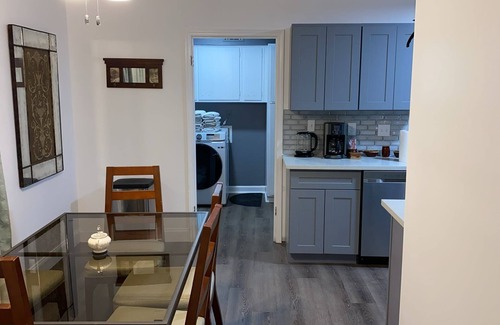 Ellendale House | Stylish 6BR/3BA prime location close to all!