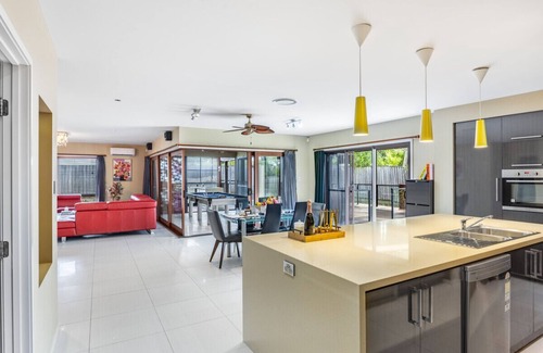 Stretton House | Stylish 6BR Family-friendly House @ Stretton