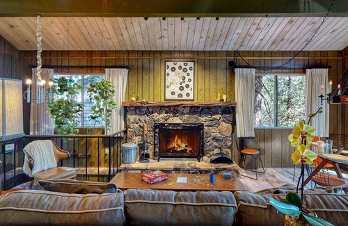 Crestline Ski Chalet | Stylish '70s-era chalet