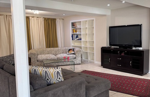 Richmond Hill Apartment | Stylish & Airy Home with Separate Entrances