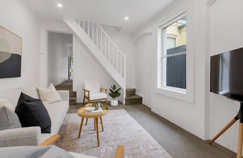 Alexandria House | Stylish Alexandria Terrace – Walk to dining & shops