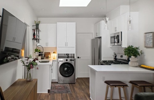 Willmore Apartment | Stylish All-New Apartment Near Beach, Downtown Fast WiFi & Pet Friendly
