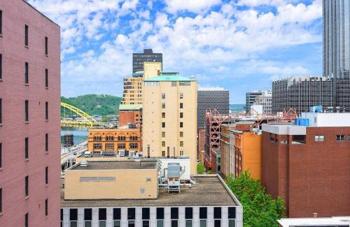 Downtown Pittsburgh Apartment | Stylish and Affordable Downtown Apt Near PNC Park