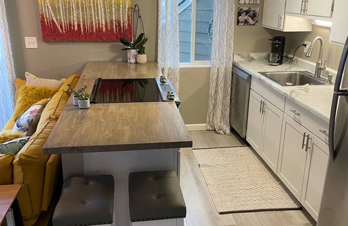 Foothills Condo | Stylish and bright, perfect for your getaway