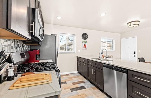 Royal Oak Apartment | Stylish and Charming Apt | Beaumont 8ms | 2BD