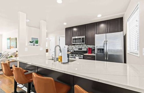 Royal Oak Apartment | Stylish and Charming Apt | Beaumont 8ms | 2BD