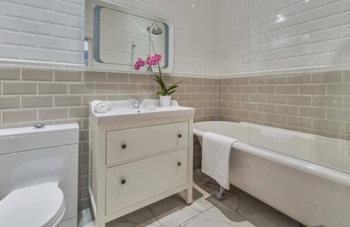 Ealing Common Apartment | Stylish and Comfort 2BR Flat