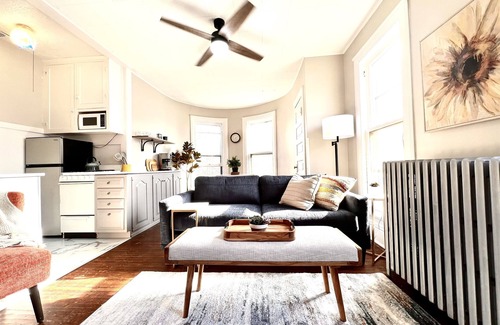 Bloomington Apartment | Stylish and comfortable, Central Location, Views of Franklin Park, Quiet & Cozy!