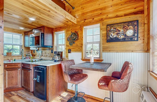 Harper Cabin | Stylish and cozy cabin with firepit, kitchen, AC and free wifi
