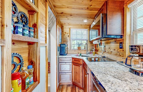Harper Cabin | Stylish and cozy cabin with firepit, kitchen, AC and free wifi