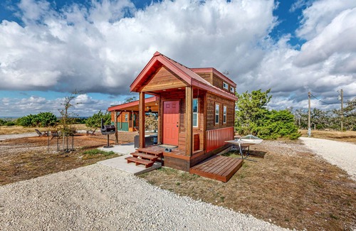 Harper Cabin | Stylish and cozy cabin with firepit, kitchen, AC and free wifi