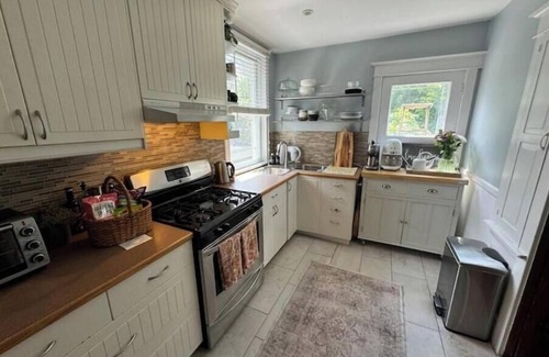 Hamilton House | Stylish and cozy century craftsman near escarpment. Minutes to shops & dining!