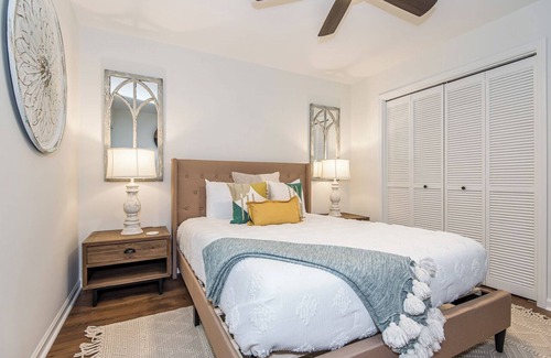 Crabtree Apartment | Stylish and Modern 2 Bedroom House Near Crabtree Valley Mall